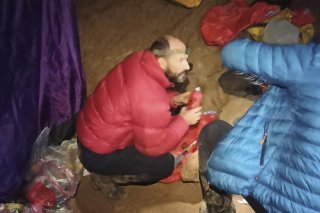 Mark Dickey parlant à un collègue à l'intérieur du gouffre de Morca, la troisième grotte la plus profonde de Turquie.
